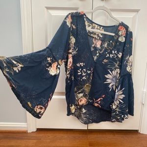 Jaase teal floral boho bell sleeve hi-low blouse. Size xs runs big.